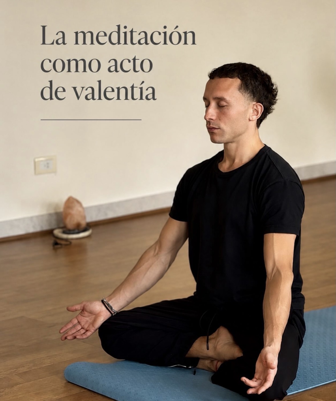 El profe de yoga en meditación